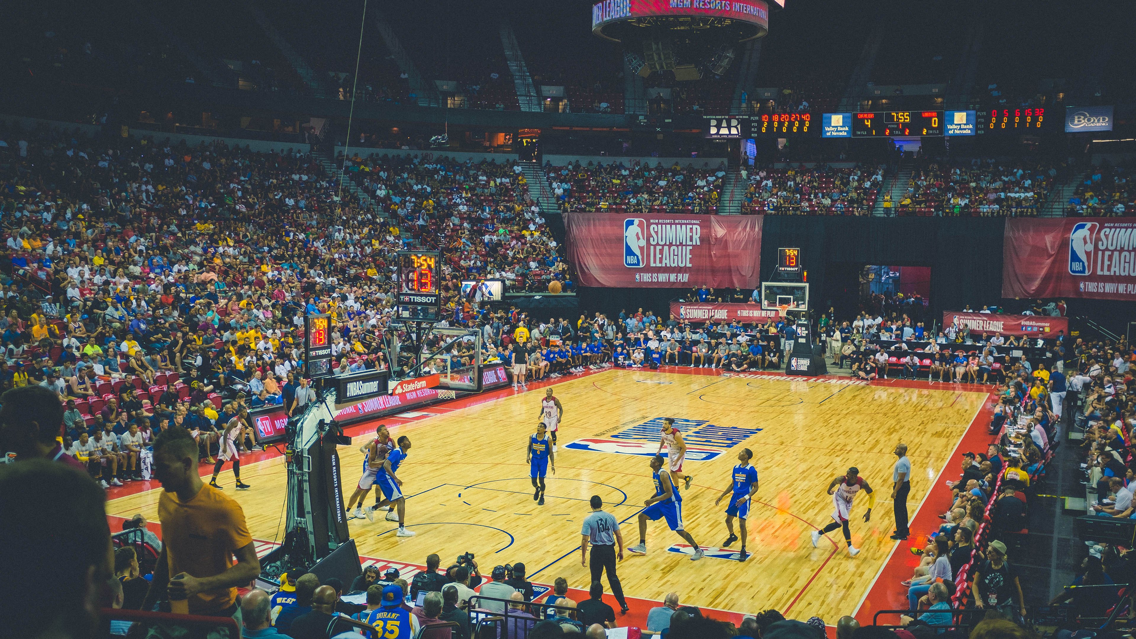 开云体育直播-杜兰特在F1年度争冠接管方向盘，热火却先一步打穿骑士？跨界狂想下的体育叙事巧合